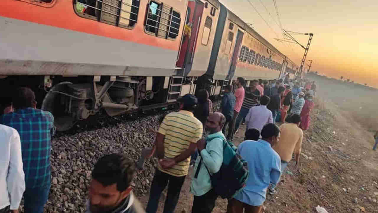 Godavari Express: గోదావరి ఎక్స్‌ప్రెస్‌ ప్రమాదం.. ప్రాణ నష్టం తప్పడానికి రీజన్ అదే...