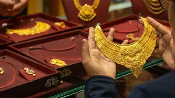 Gold Price Today: మహిళలకు షాకిచ్చిన బంగారం ధరలు.. రూ.60 వేలకు చేరువలో.. తులం పసిడిపై ఎంత పెరిగిందంటే..