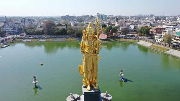Maha Shivaratri: గుజరాత్లో అద్భుతం.. 111అడుగుల బంగారు శివుడి విగ్రహం..