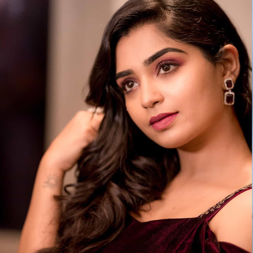 జాను సినిమాలో మెరిసిన ఈ చిన్నది.. ఇప్పుడు శ్రీదేవి శోభన్ బాబు సినిమాతో తెలుగు తెరకు కథానాయికగా పరిచయం కాబోతుంది. ఇందులో యంగ్ హీరో సంతోష్ శోభన్ కథానాయకుడిగా నటిస్తున్నారు.