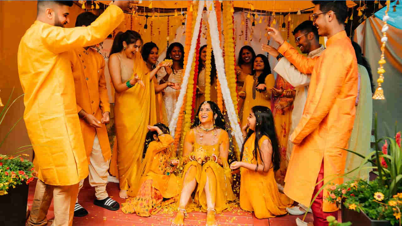 Haldi Ceremony: పెళ్లికి ముందు వధూవరులకు పసుపు ఎందుకు పూస్తారో తెలుసా.. దీని వెనుక సైన్స్ ఉందండోయ్..