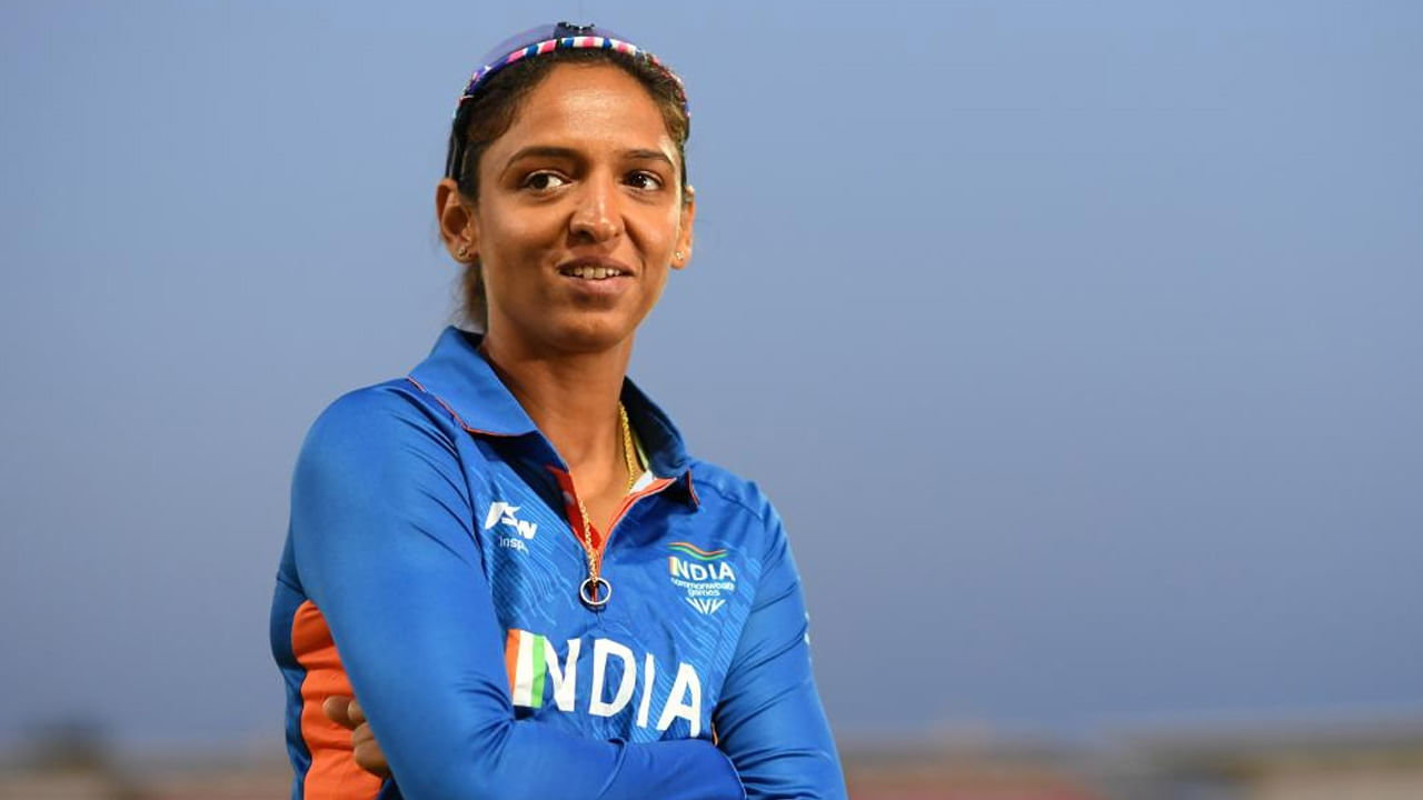 భారత పురుషుల జట్టు కెప్టెన్ రోహిత్ శర్మ తన కెరీర్‌లో ఇప్పటివరకు మొత్తం 148 టీ20 ఇంటర్నేషనల్ మ్యాచ్‌లు ఆడాడు. అయితే హర్మన్‌ప్రీత్ కౌర్ ఈ రికార్డును బీట్ చేసింది. హర్మన్‌ప్రీత్ తన కెరీర్‌లో మొత్తం 149 టీ20 ఇంటర్నేషనల్ మ్యాచ్‌లు ఆడింది. హర్మన్‌ప్రీత్ కౌర్ జూన్ 2009లో తన టీ20 అంతర్జాతీయ అరంగేట్రం చేసింది. రోహిత్ శర్మ సెప్టెంబర్ 2007లో తన మొదటి టీ20 ఇంటర్నేషనల్ మ్యాచ్ ఆడాడు. 