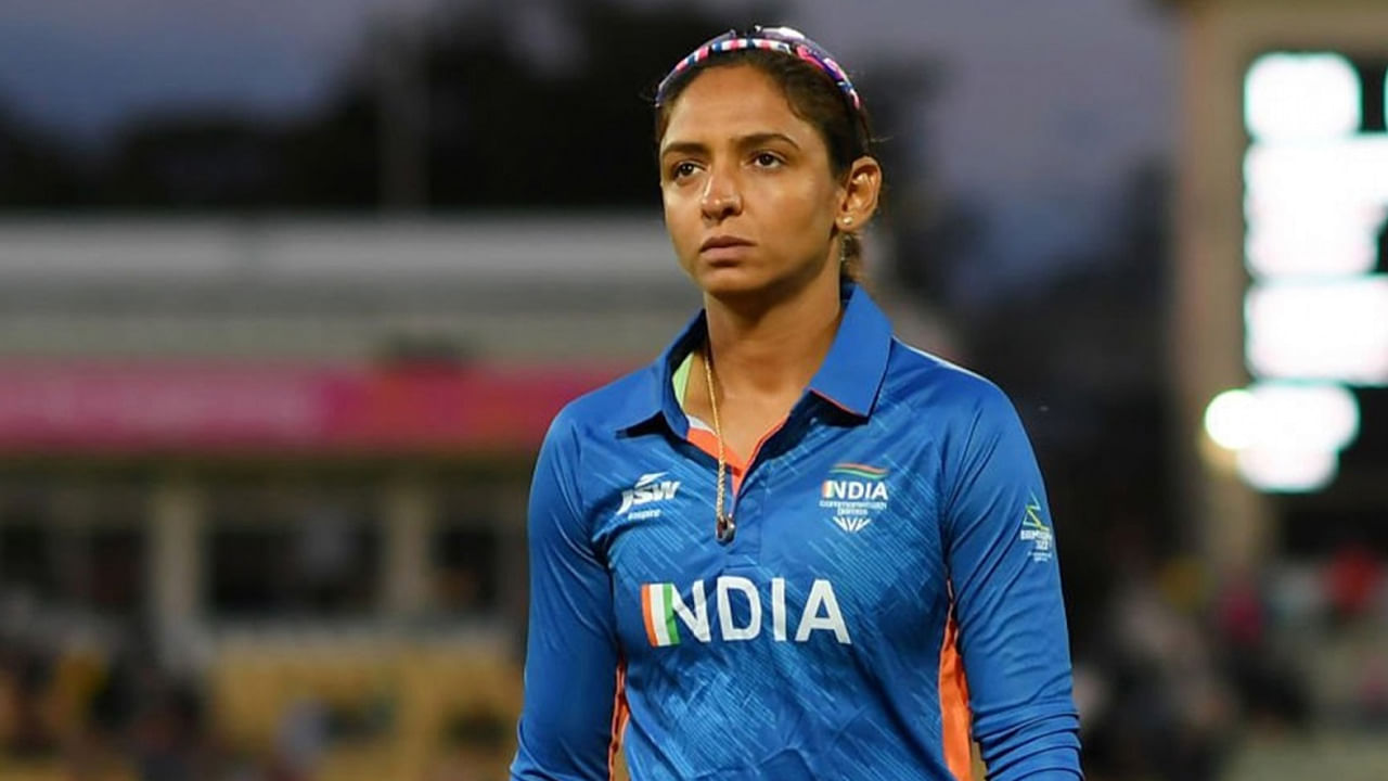 హర్మన్‌ప్రీత్ కౌర్ తన కెరీర్‌లో 149వ టీ20 ఇంటర్నేషనల్ మ్యాచ్ ఆడింది. ఈ మ్యాచ్ ద్వారా క్రికెట్ ప్రపంచంలో అత్యధిక టీ20 ఇంటర్నేషనల్ మ్యాచ్‌లు ఆడిన ప్లేయర్‌గా హర్మన్‌ప్రీత్ కౌర్ నిలిచింది. ఈ విషయంలో రోహిత్ శర్మను కూడా వెనక్కునెట్టింది. 