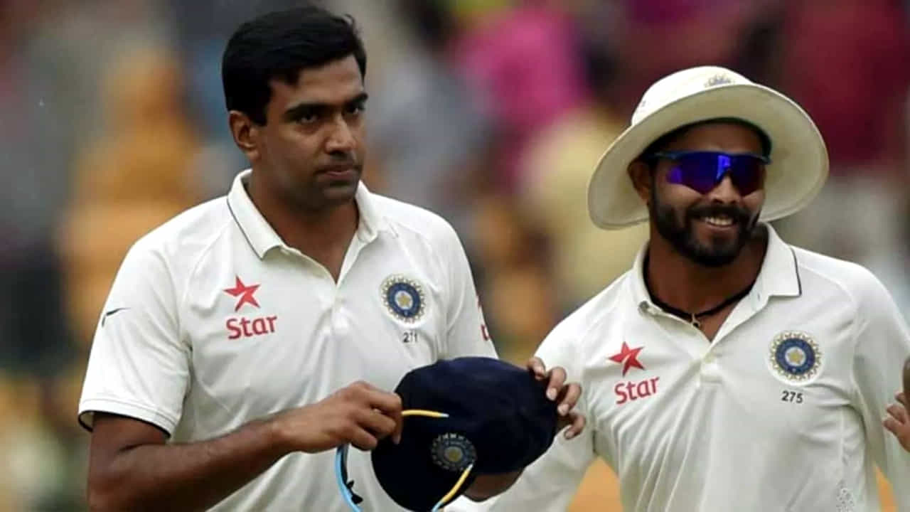 అత్యధిక వికెట్లు తీసిన బౌలర్లలో అనిల్ కుంబ్లే ఉండగా, ఈ జాబితాలో హర్భజన్ సింగ్ రెండో స్థానంలో ఉన్నాడు. భజ్జీ 18 టెస్టుల్లో 95 వికెట్లు తీశాడు. అయితే అశ్విన్, లియాన్ లాంటి బౌలర్లతో ఇప్పటికే రిటైర్ అయిన భజ్జీ ఈసారి వెనుకబడడం ఖాయం. వికెట్ల కోసం అశ్విన్, లియాన్ పోటీ పడుతున్న నేపథ్యంలో కుంబ్లే రికార్డు కూడా ప్రమాదంలో పడవచ్చు.