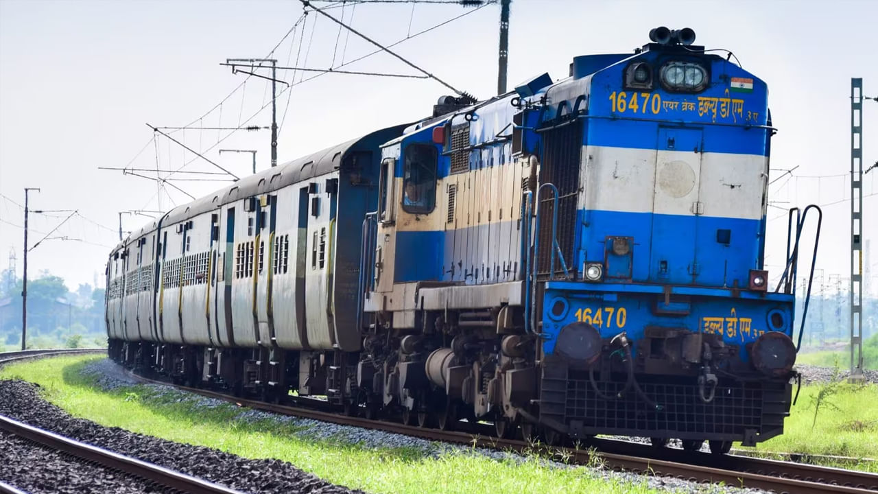 Indian Railways: రైల్వే ప్రయాణికులకు అలర్ట్.. ఆ రూట్లలో నడిచే 17 రైళ్లు రద్దు.. పూర్తి వివరాలివే..