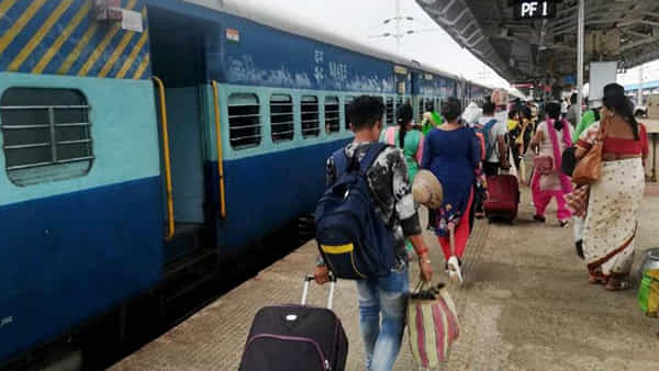 IRCTC Update: రైల్వే ప్రయాణికులకు గమనిక.. 402 రైళ్ల రాకపోకలను రద్దు చేసిన ఇండియన్ రైల్వే! మీ ట్రైన్ వివరాలు ఇలా చెక్ చేసుకోండి..