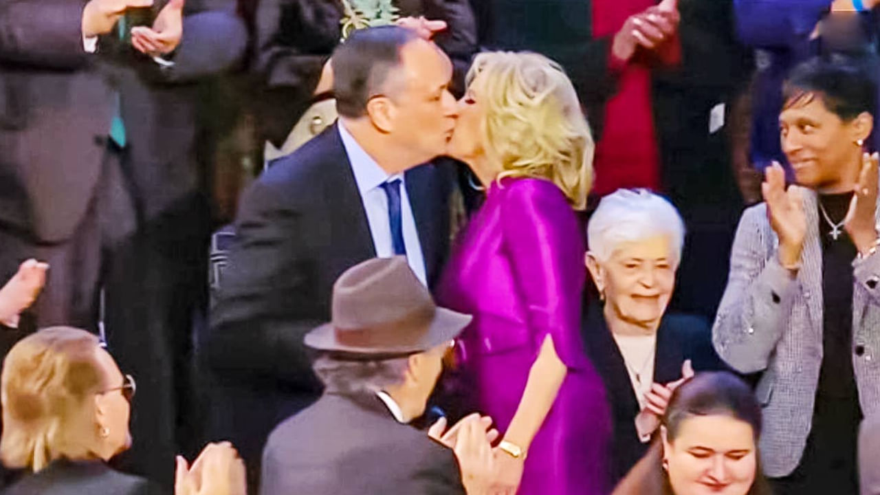 Viral Video: ముద్దుల ముచ్చట్లు.. సోషల్ మీడియాను కుదిపేస్తున్న వీడియో.. ఇందులో ఈ ఇద్దరు ఎవరో తెలుసా..