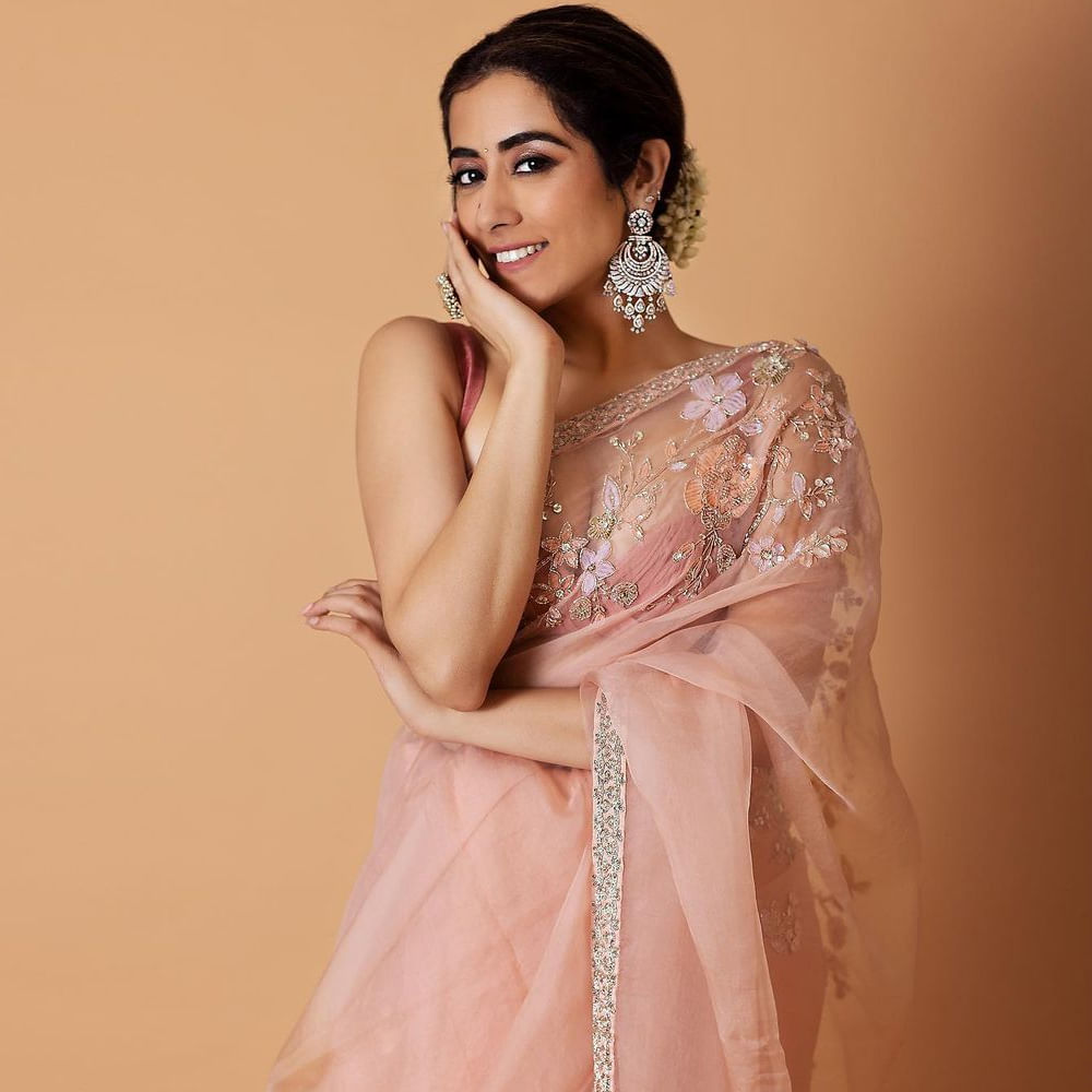  జోనిత గాంధీ.. కెనడా దేశానికి చెందిన మహిళ. బాలీవుడ్ సూపర్ హిట్ మూవీ చెన్నై ఎక్స్ ప్రెస్ సినిమాలో పాటలు పాడడం మొదలుపెట్టింది. 