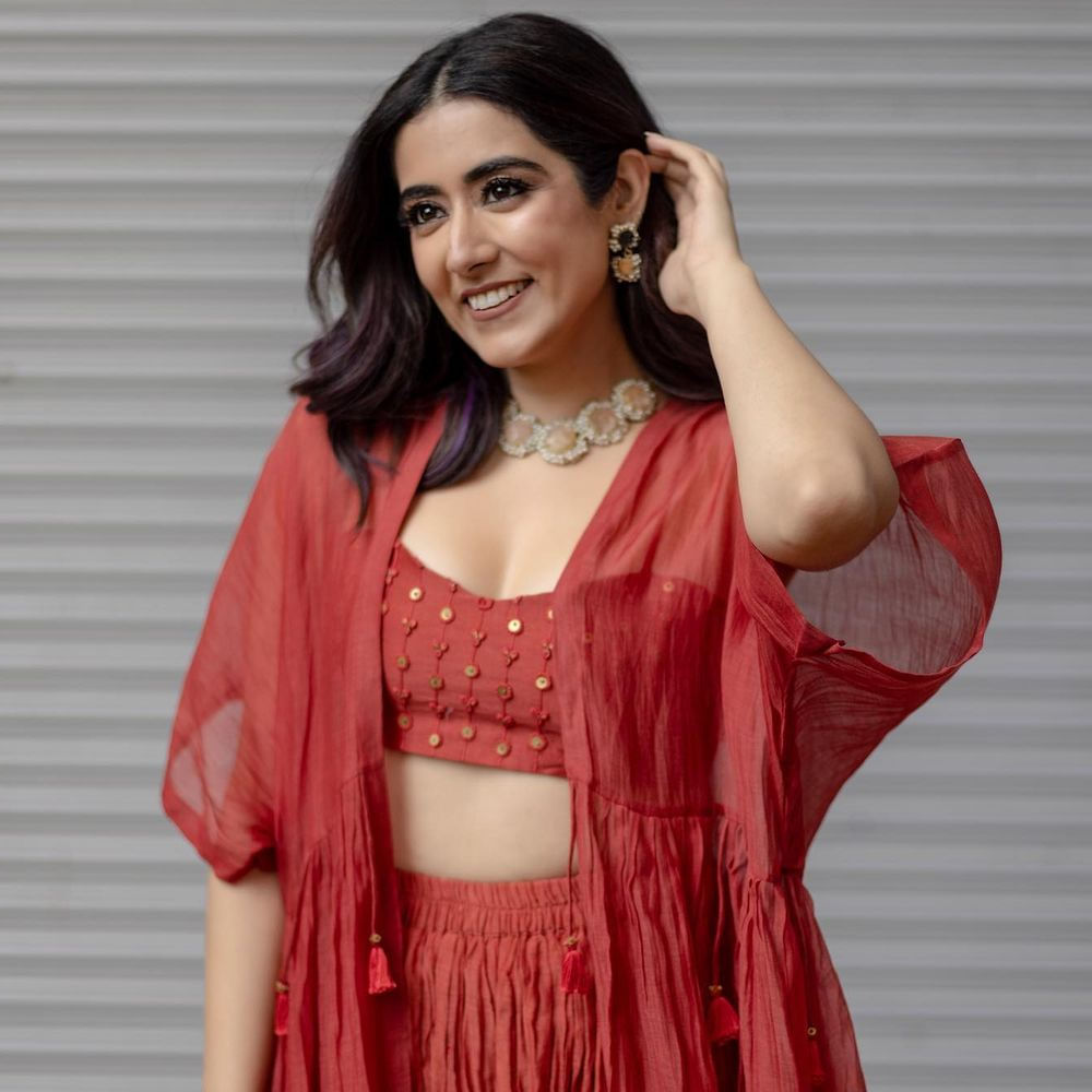  ప్రస్తుతం ఉన్న హీరోయిన్లకు మించి గ్లామర్ షోలత నెట్టింటిని షేక్ చేస్తుంది. ప్రస్తుతం జోనిత గాంధీ ఫోటోస్ వైరలవుతున్నాయి. 