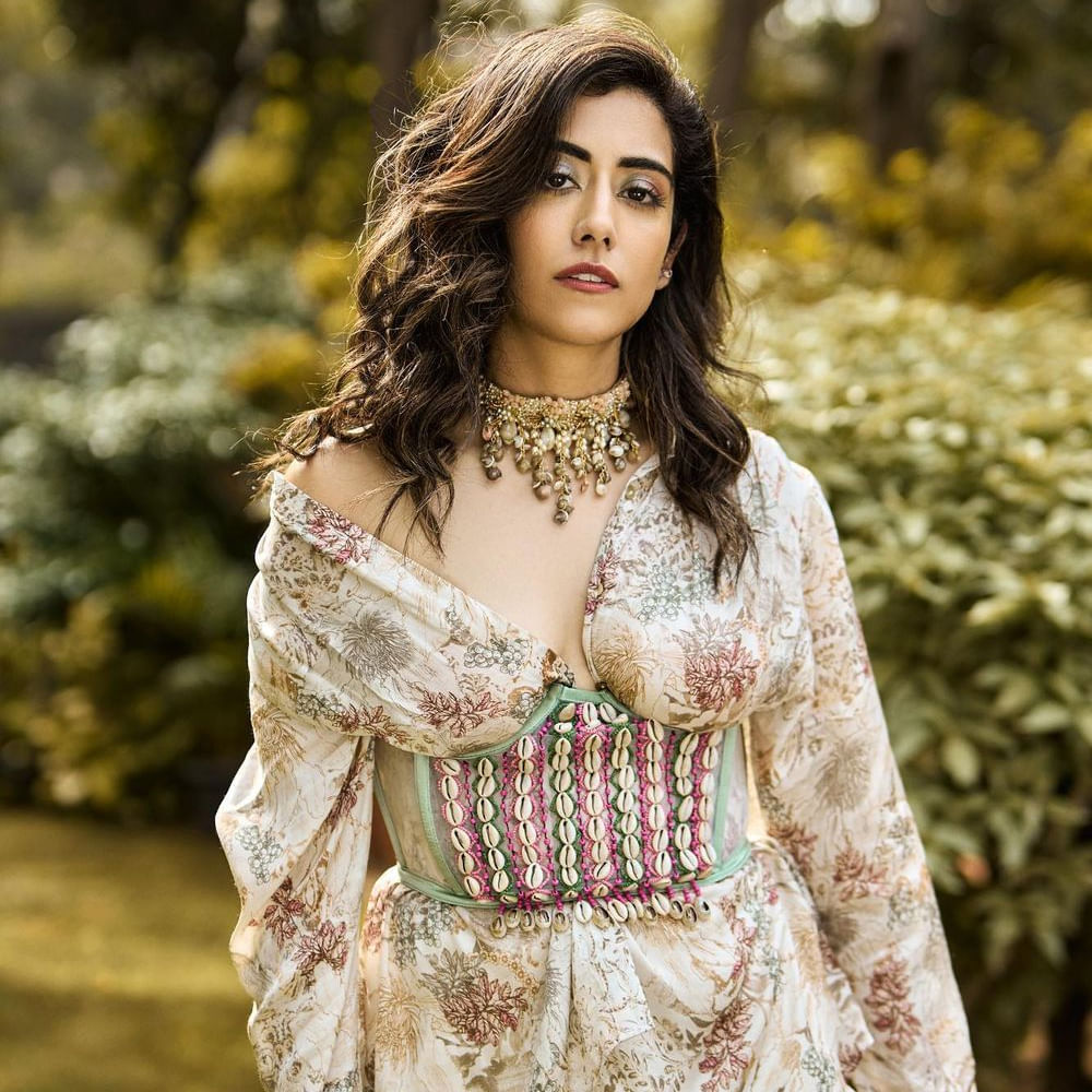  అలాగే సోషల్ మీడియాలో గ్లామర్ షోలతో రచ్చ చేస్తుంది.  ఎప్పటికప్పుడు తన ఫోటోస్ అప్లోడ్ చేస్తూ ఫాలోయింగ్ పెంచుకుంటుంది. 