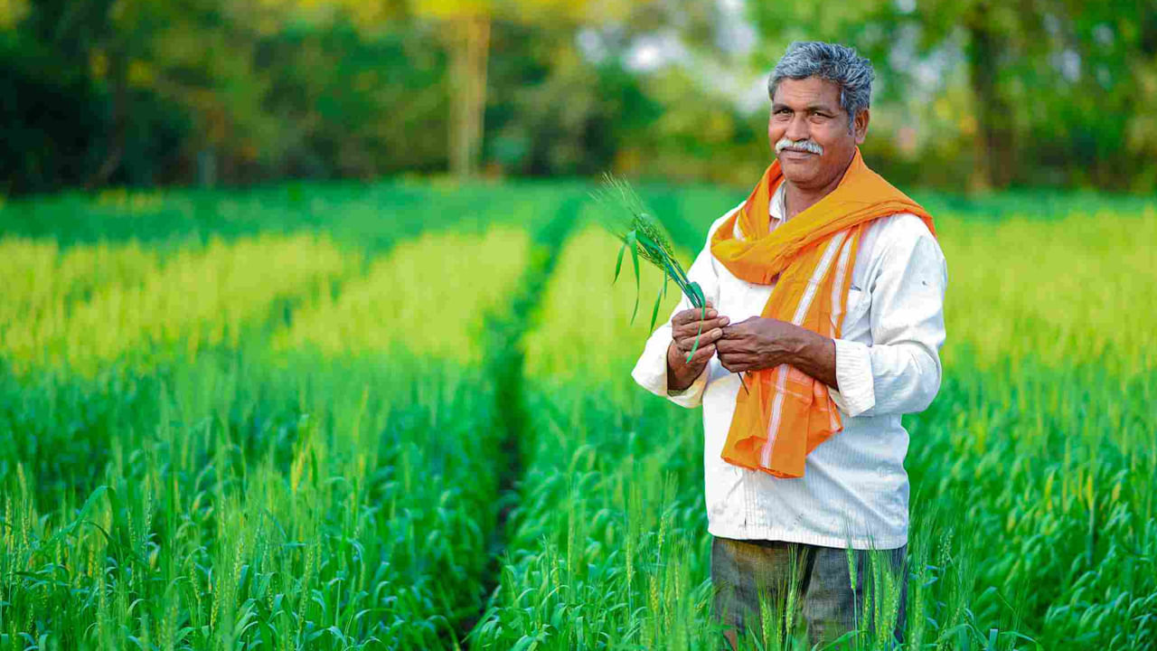 అర్హులైన రైతులకు కిసాన్ క్రిడిట్ కార్డ్ మంజూరు చేస్తారు. దీని ద్వారానే రైతులు లోన్ తీసుకోవడానికి అవకాశం ఉంటుంది. దీంతోపాటు.. స్మార్ట్ కార్డ్, డెబిట్ కార్డ్ కూడా ఇస్తారు. ఇక రుణం తీసుకున్న రైతు మరణించినా, శాశ్వత వైకల్యానికి గురైనా రూ. 50 వేలకు బీమా కవరేజీ లభిస్తుంది.