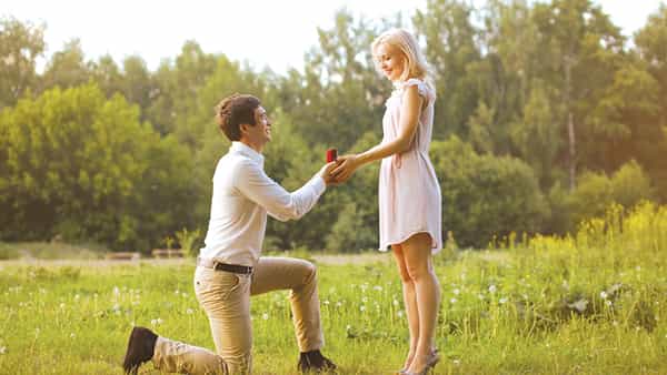 Valentine Week 2023: మోకాళ్లపై నిల్చొని ఎందుకు ప్రపోజ్ చేస్తారు..? దీని వెనకున్న ఆసక్తికర చరిత్ర తెలుసా..