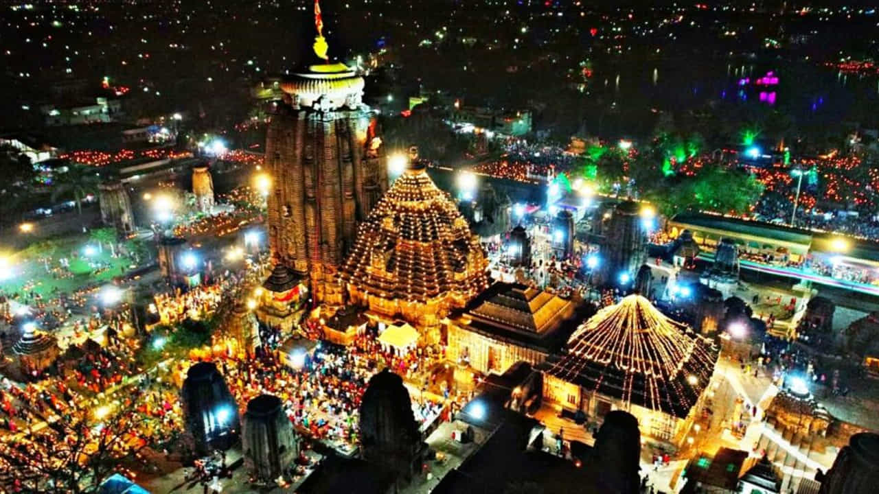 లింగరాజు దేవాలయం ఒడిషా రాజధాని భువనేశ్వర్లో ఉన్న ఈ ఆలయాన్ని 1100 ఏళ్ల క్రితం నిర్మించారు. దీని ఎత్తు 180 అడుగులు. కళింగుల నిర్మాణశైలికి ఈ కట్టడం అద్దం పడుతుంది. ఆలయ సముదాయంలో దాదాపు 150 చిన్న, పెద్ద దేవాలయాలు ఉన్నాయి. ఈ ఆలయంలో శివరాత్రి, రుకునా రథయాత్ర రెండు పెద్ద పండుగలు. ఈ ఉత్సవాలకు దేశ, విదేశాల నుంచి లక్షలాది మంది భక్తులు తరలివస్తారు.