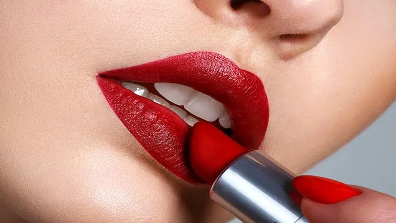 Lipstick Side Effects: మేకప్ ప్రియులకు అలెర్ట్.. మేకప్‌లో దానిని ఎక్కువగా వాడితే.. ఆరోగ్య సమస్యలు తప్పవంటున్న అధ్యయానాలు..