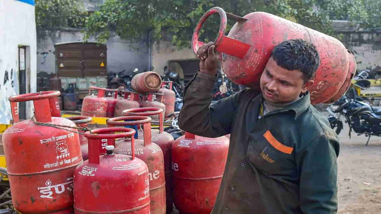 LPG Gas Cylinder Price: రూ.300 తగ్గిన గ్యాస్​ సిలిండర్ ధర.. ప్రజలకు అక్కడి సర్కార్​ బంపర్ గిఫ్ట్..