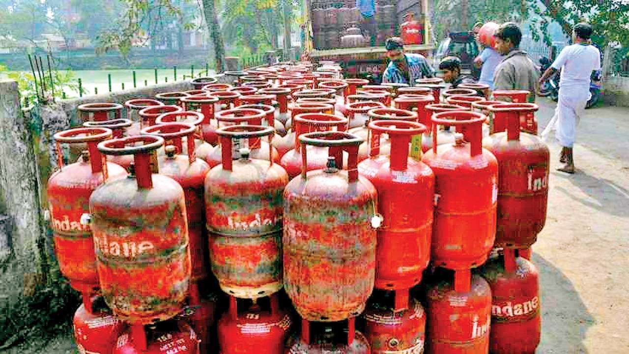 LPG Cylinder Price: దేశంలో గ్యాస్‌ సిలిండర్‌ ధరలు తగ్గనున్నాయా..? లోక్‌సభలో మంత్రి కీలక వ్యాఖ్యలు