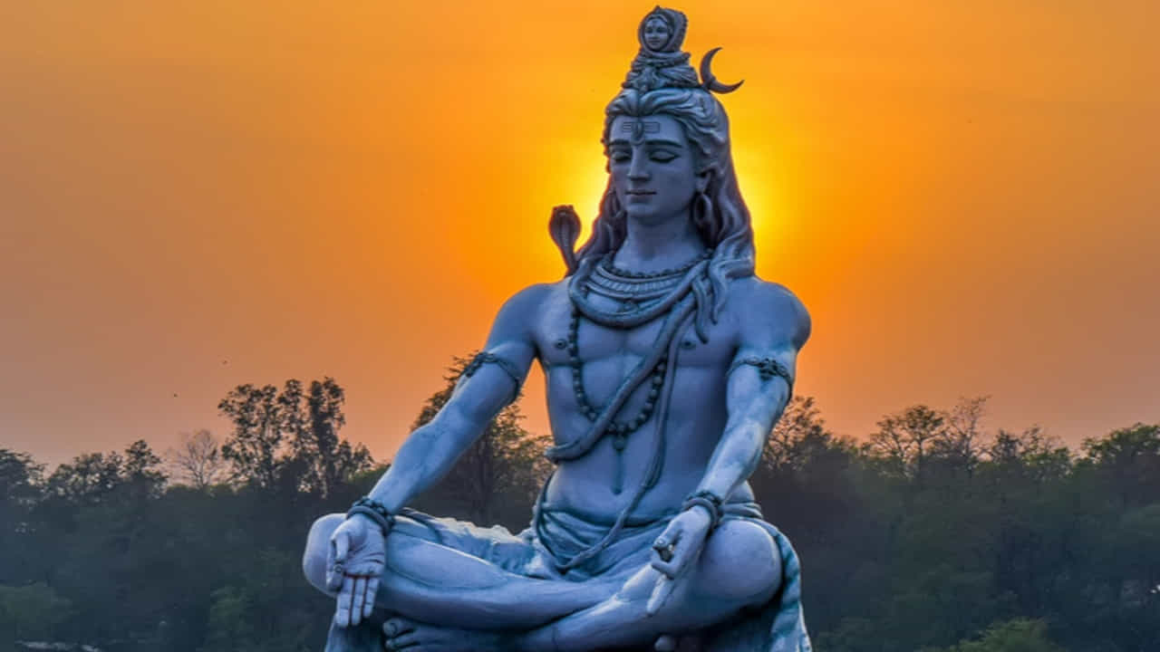మహాశివరాత్రి హిందూ పండుగలలో ఒకటి. ఈ సంవత్సరం మహాశివరాత్రి ఫిబ్రవరి 18.. శనివారం జరుపుకోనున్నారుమహాశివరాత్రి రోజున శివాలయాన్ని సందర్శించడం.. ఆలయంలో రాత్రంతా దీపం వెలిగించి జాగారం చేయడం ఒక సాధారణ ఆచారం. ఈ మహాశివరాత్రి పర్వదినం రోజున శివయ్య ఆశీర్వాదం కోసం ప్రముఖ శైవ క్షేత్రాలను దర్శనం చేసుకోవాలనుకుంటున్నారా.. అయితే దేశ వ్యాప్తంగా ఉన్న ప్రముఖ శివాలయాల గురించి తెలుసుకుందాం