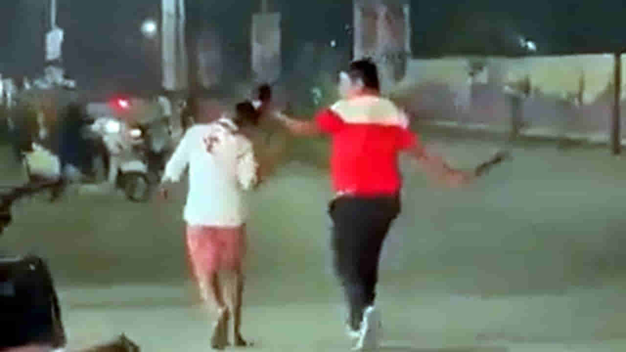 Viral: 16ఏళ్ల బాలికను నడిరోడ్డుపై జుట్టు పట్టుకొని.. ఈడ్చుకెళ్లి.. వీడికి కొంచెం కూడా భయం, భక్తి లేవ్