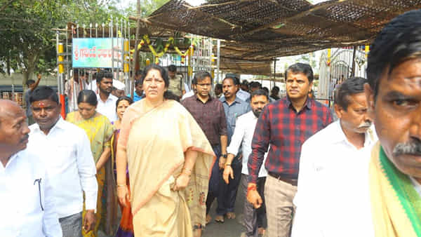 Mini Medaram Jatara: మేడారం మినీ జాతరకు సర్వసిద్ధం.. నేడు మండమెలిగే పండువ.. పోటెత్తిన భక్తులు