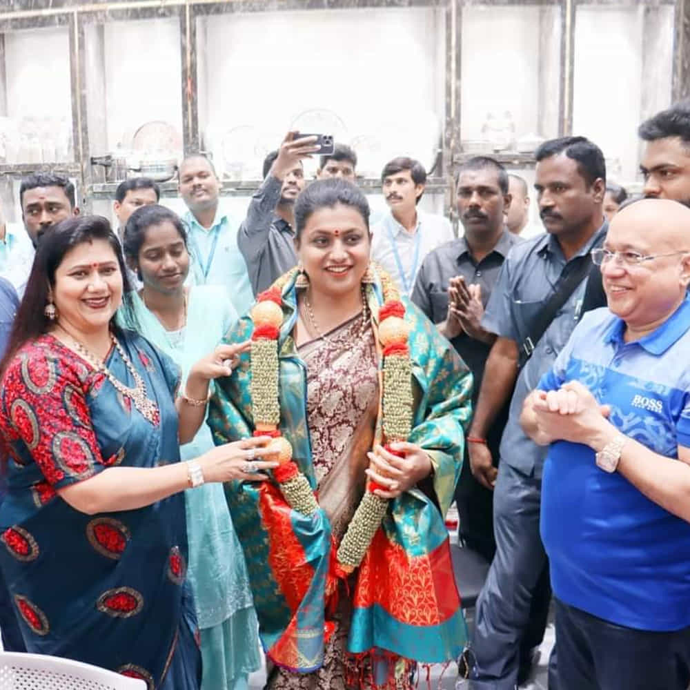చిత్తూరులో లలిత జ్యువలరీ షోరూంను ప్రారంభించిన పర్యాటక శాఖ మంత్రి రోజా ఫొటోస్ ఆకట్టుకుంటున్నాయి.