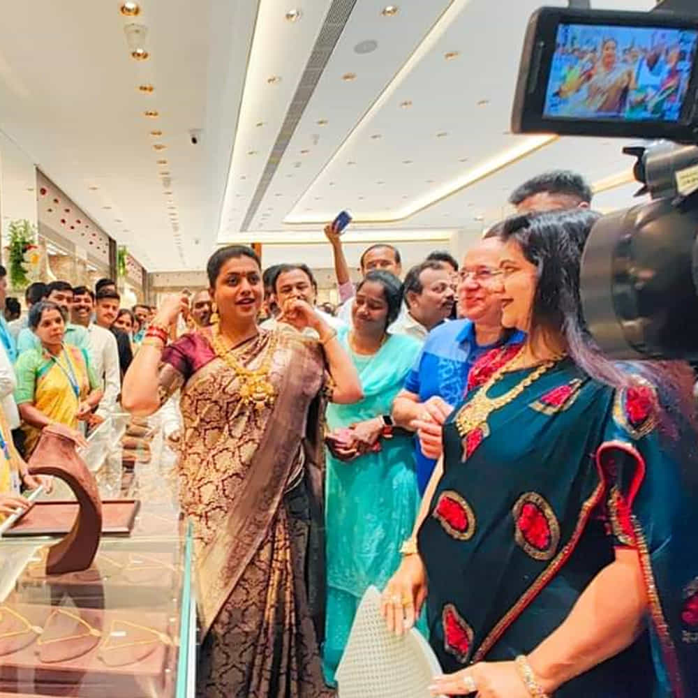 చిత్తూరులో లలిత జ్యువలరీ షోరూంను ప్రారంభించిన పర్యాటక శాఖ మంత్రి రోజా ఫొటోస్ ఆకట్టుకుంటున్నాయి.