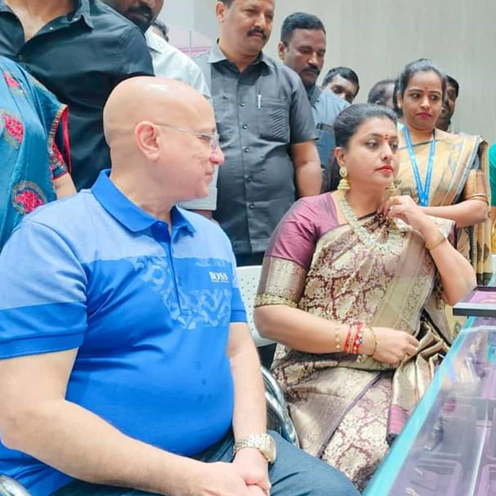 చిత్తూరులో లలిత జ్యువలరీ షోరూంను ప్రారంభించిన పర్యాటక శాఖ మంత్రి రోజా ఫొటోస్ ఆకట్టుకుంటున్నాయి.