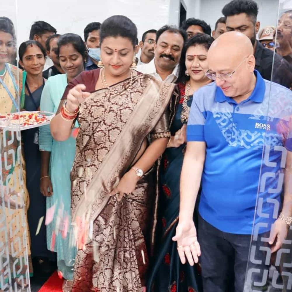 చిత్తూరులో లలిత జ్యువలరీ షోరూంను ప్రారంభించిన పర్యాటక శాఖ మంత్రి రోజా ఫొటోస్ ఆకట్టుకుంటున్నాయి.