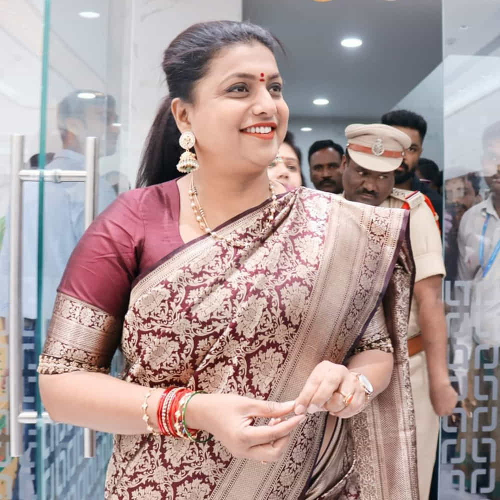 ఈ సందర్భంగా ఆమె మాట్లాడుతూ నగలంటే ఇష్టపడని మగువ ఉండరు, ఒక్క నగల షాపుకి మాత్రమే కులం మతం పార్టీల తారతమ్యాలుండవ్ అందరూ వచ్చేది మెచ్చేది పసిడి.