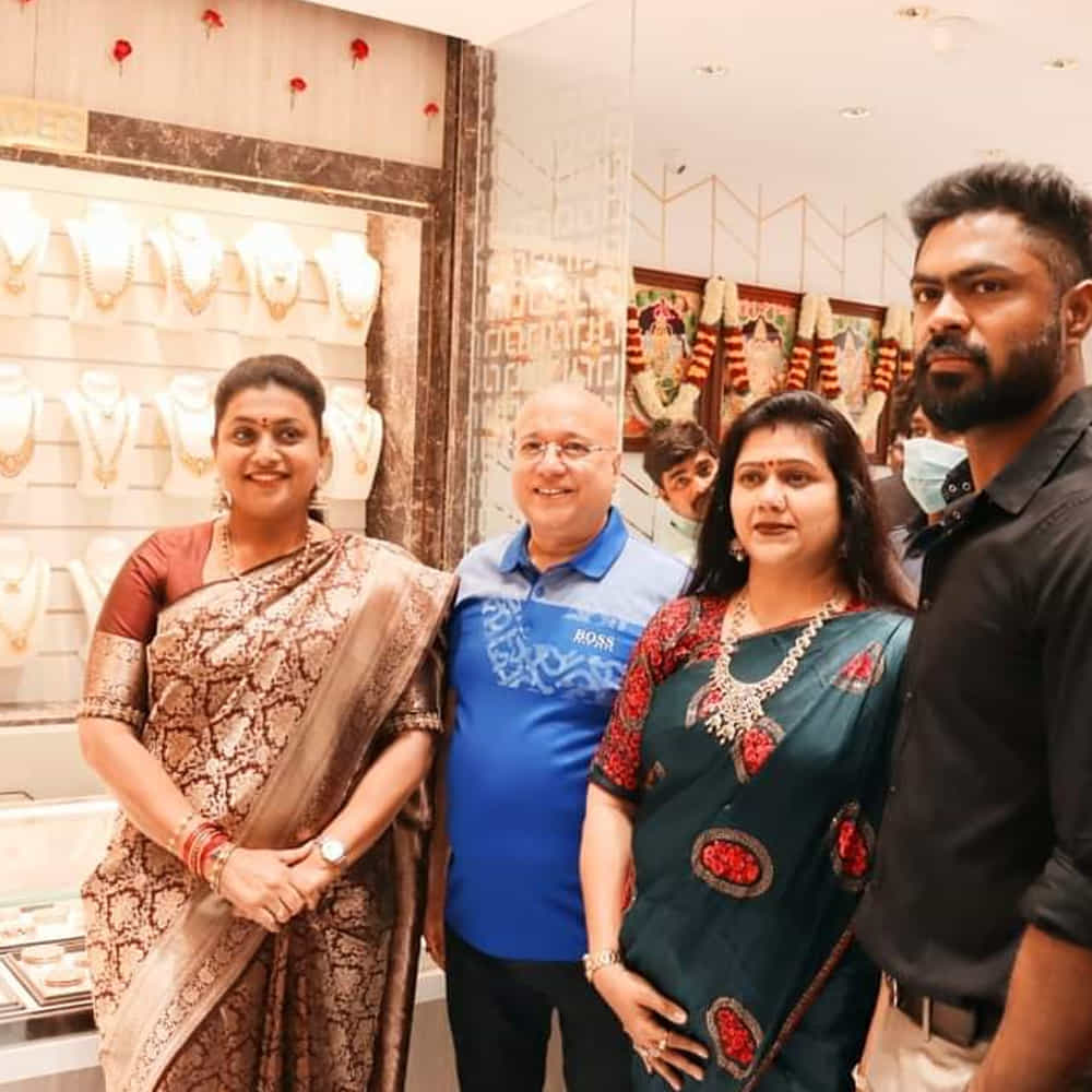 ఇంటికి వచ్చి కొత్త బ్రాంచ్ నా చేతులు మీదగా ప్రారంభించాలని ఎండి కిరణ్ దంపతులు అడగటం నాకు చాలా సంతోషం కలిగించింది.