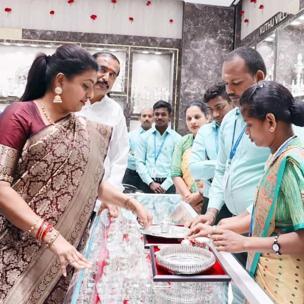 నాణ్యత కి వీరి సంస్థ పెట్టింది పేరు మరిన్ని బ్రాంచ్ లు స్థాపించాలని మనస్పూర్థిగా కోరుకుంటున్నా అంటూ తనదైన శైలితో మాట్లాడారు..