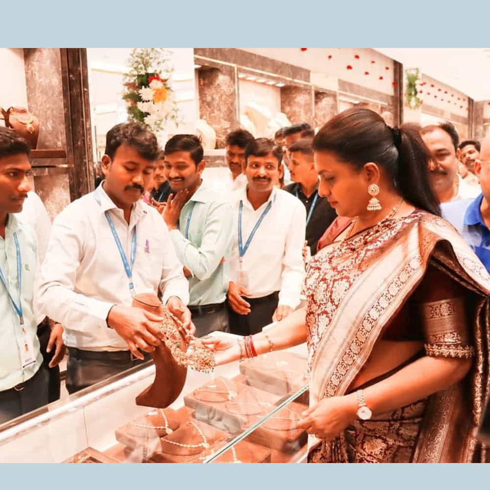 చిత్తూరులో లలిత జ్యువలరీ షోరూంను ప్రారంభించిన పర్యాటక శాఖ మంత్రి రోజా ఫొటోస్ ఆకట్టుకుంటున్నాయి.