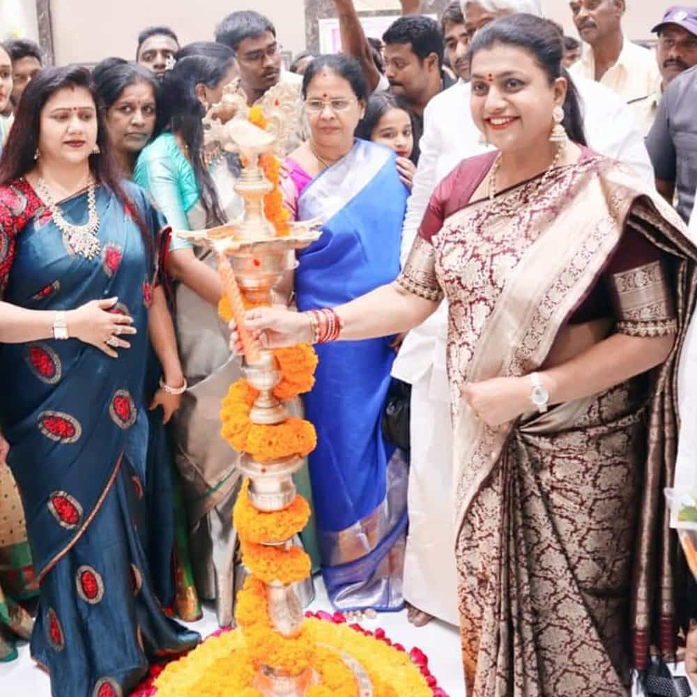 చిత్తూరులో లలిత జ్యువలరీ షోరూంను ప్రారంభించిన పర్యాటక శాఖ మంత్రి రోజా ఫొటోస్ ఆకట్టుకుంటున్నాయి.