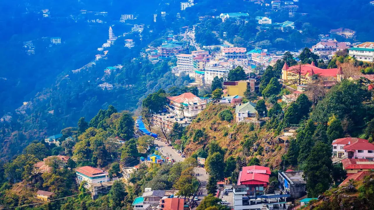 Mussoorie- ఉత్తరాఖండ్‌లోని నిర్మలమైన లోయలలో నెలకొని ఉన్న ముస్సోరీ ఎల్లప్పుడూ సందర్శించదగిన ప్రదేశాల జాబితాలో ఉంటుంది. ఇది ప్రకృతి అందాలతో నిండిన అద్భుతమైన హిల్ స్టేషన్. ముస్సోరీలోని మహిళలు, కెంప్టీ ఫాల్, గన్ లేక్, ముస్సోరీ లేక్ వంటి అనేక అందమైన ప్రదేశాలు అమ్మాయిల భద్రత పరంగా సందర్శించదగినవి.