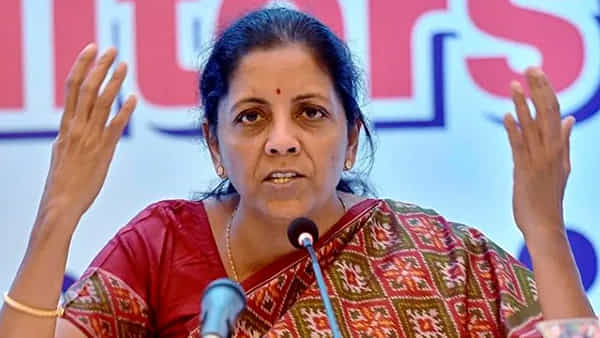 Nirmala Sitharaman: నోరు జారి నాలుక కరచుకున్న నిర్మలమ్మ.. ప్రతిపక్షాల చేతికి విమర్శనాస్త్రాలు ఇచ్చి..