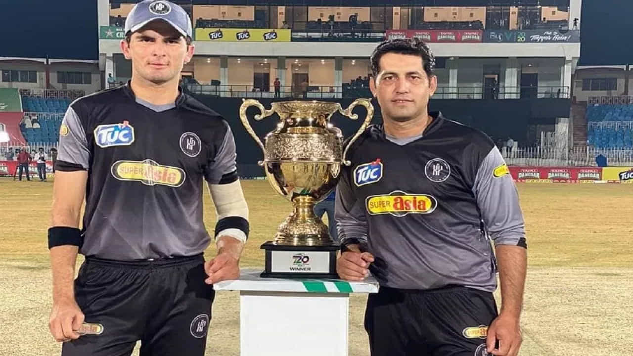 పీఎస్ఎల్లో ముల్తాన్ సుల్తాన్స్ తరపున ఆసిఫ్ అఫ్రిది ఆడాడు. దేశవాళీ క్రికెట్లో, ఆసిఫ్ ఖైబర్ పఖ్తున్ఖ్వా తరపున ఆడాడు.
