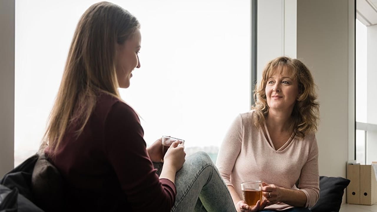 లైంగిక అవసరాలకు సంబంధించి సరైన ఆరోగ్యకరమైన సంభాషణను తెలియజేయడం చాలా ముఖ్యం. ముఖ్యంగా ఈ డిజిటల్ యుగంలో యువకులు తరచుగా సెక్స్టింగ్‌లో పాల్గొంటారు. వాస్తవానికి.. నేషనల్ లైబ్రరీ ఆఫ్ మెడిసిన్ 2017 అధ్యయనం ప్రకారం.. 40.5% మంది పురుషులు, 30.6% మంది స్త్రీలు లైంగిక సంభాషణలో నిమగ్నమయ్యారు.