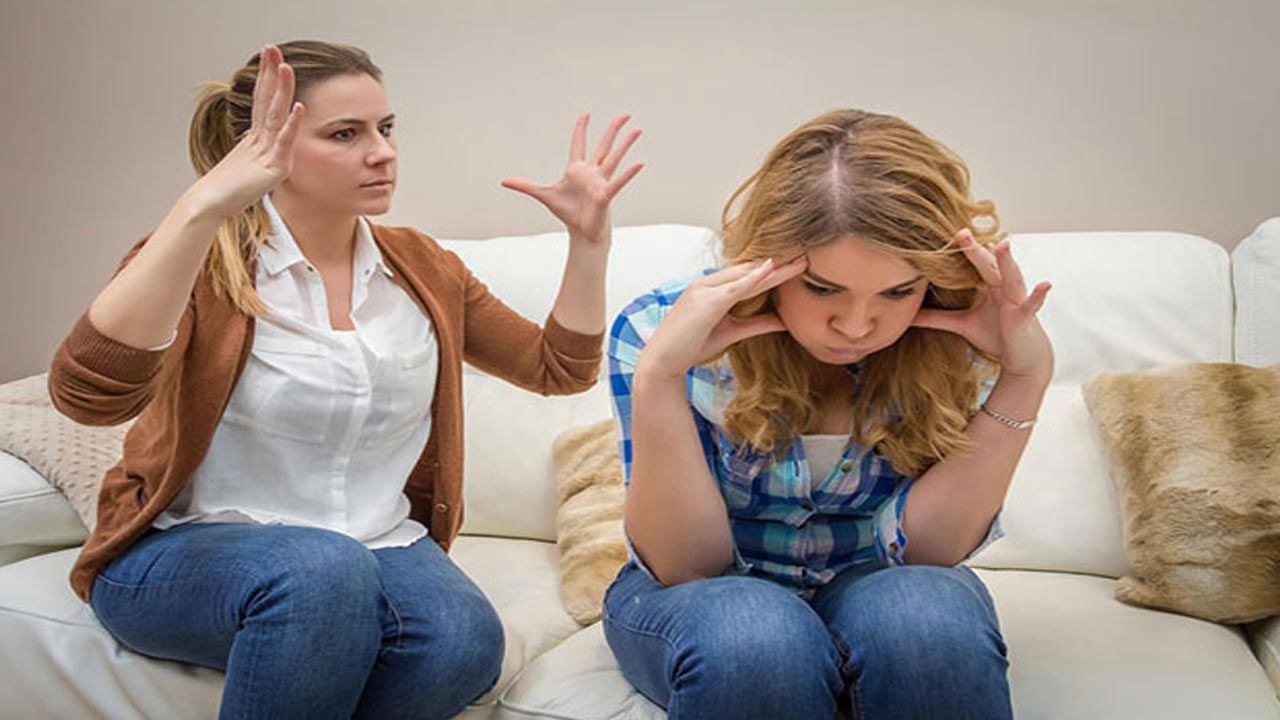 పిల్లలు కౌమర దశలో ఉన్నప్పుడు సెక్స్ కు సంబంధించిన విషయాల పట్ల ఎక్కువ ఆసక్తి చూపిస్తుంటారు. అలాంటి పరిస్థితుల్లో వారు చేస్తున్న పని పట్ల తల్లిదండ్రులు భయపడాల్సిన అవసరం లేదు. వారితో ఏదైనా చెప్పే ముందు ప్రశాంతంగా ఉండాలి. అతిగా ప్రతిస్పందిస్తే.. పిల్లలు భయపడే అవకాశం ఉంది.