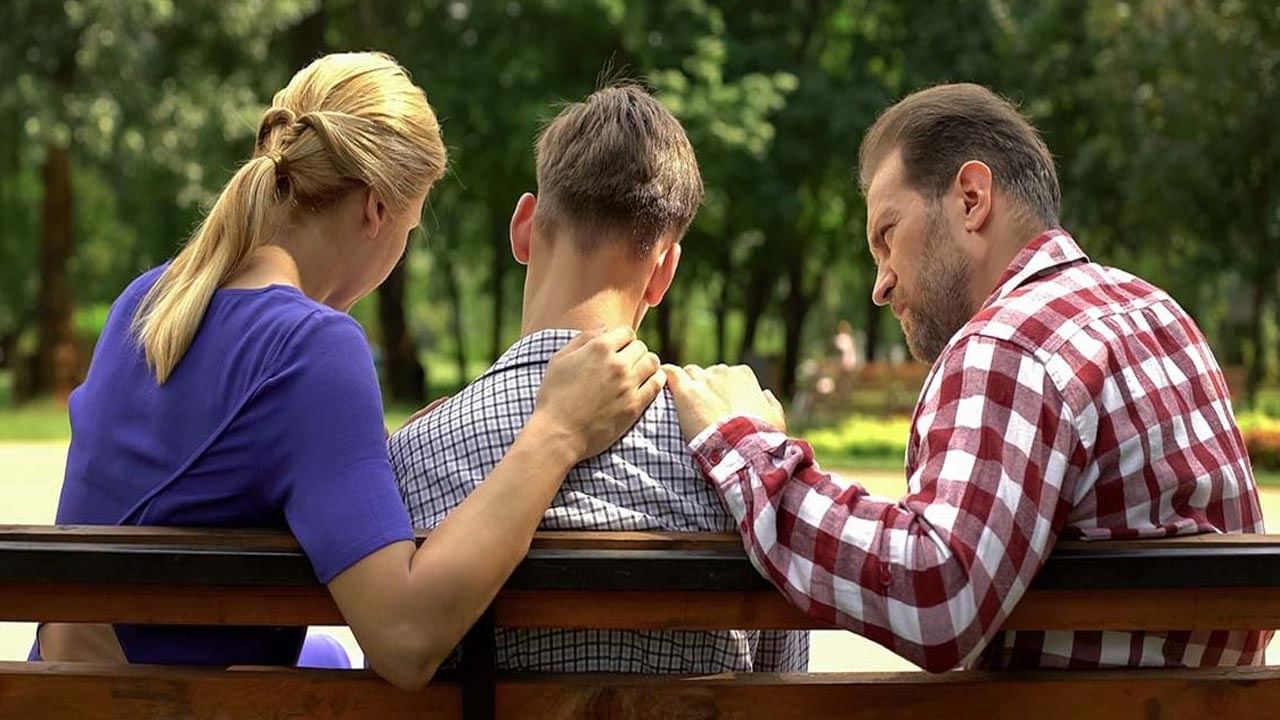 పిల్లలు వారి ఫోన్‌లలో నగ్న ఫోటోలు లేదా ఎవరైనా మైనర్ ఫోటోలు కలిగి ఉంటే, ఆ చిత్రాన్ని ఎందుకు తొలగించాలో వివరించాలి. కానీ మీరు చెప్పే ముందు చాలా జాగ్రత్తగా ఉండాలి. టీనేజ్‌తో కష్టతరమైన సంబంధం ఉన్నట్లయితే.. పెద్దవారు జోక్యం తీసుకోవడం చాలా అవసరం.