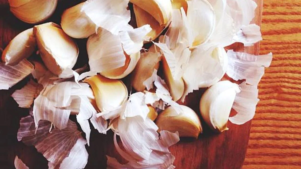 వెల్లుల్లిని తీయడానికి మరొక సులభమైన చిట్కాలు ఉన్నాయి. ఓ ఏదైన వస్తువతో వెల్లుల్లి రెబ్బలను చూర్ణం చేయండి. ఒక్కసారి కొట్టి తీసుకోవచ్చు. పీల్స్ వాటంతట అవే వస్తాయి.