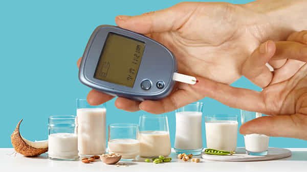 Diabetes: షుగర్ పేషెంట్లకు గుడ్ న్యూప్.. పాలలో వీటిని నానబెట్టి తింటే అద్భుత ప్రయోజనాలు..!