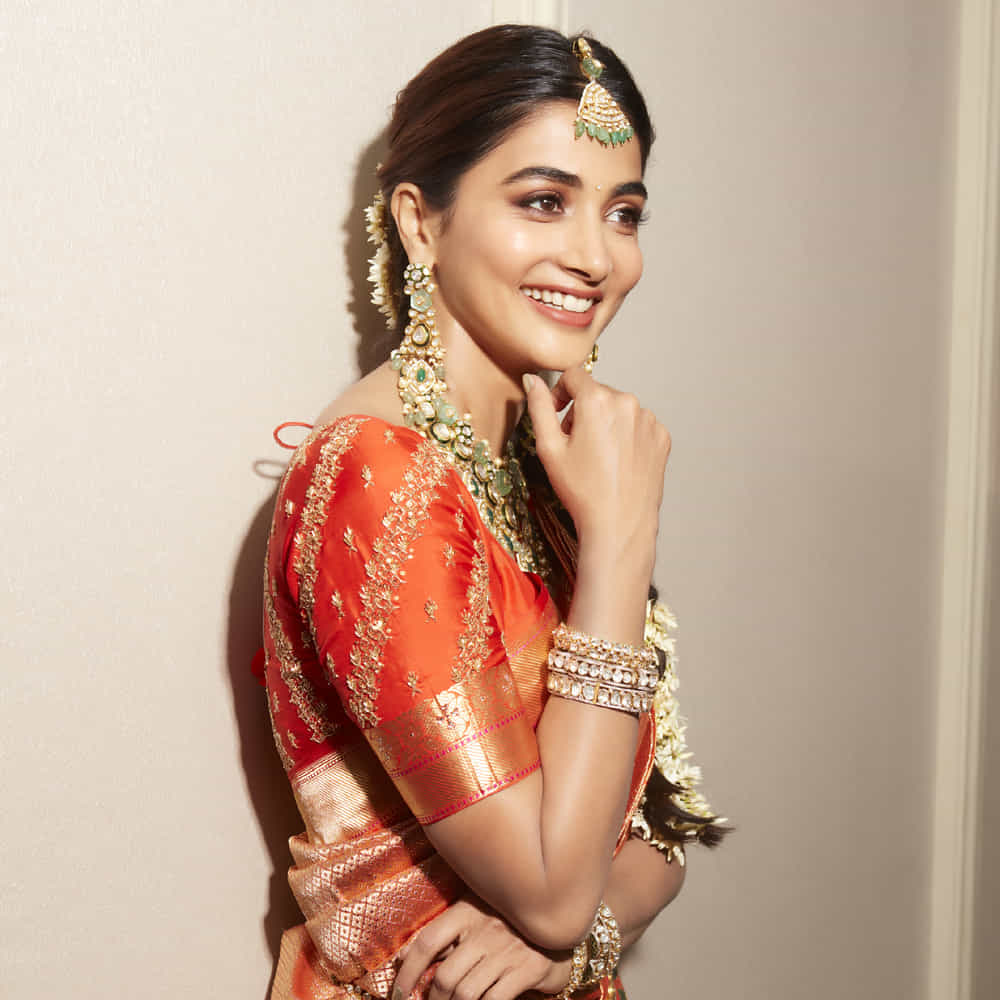 ‘ఒకలైలా కోసం’ సినిమాతో తెలుగు ప్రేక్షకులకు పరిచయమైంది అందాల నటి పూజా హెగ్డే. ఆ తర్వాత వరుస అవకాశాలను సొంతం చేసుకుంటూ కుర్రకారు హృదయాల్లో గూడుకట్టుకున్న ఈ చిన్నది టాలీవుడ్ బడా స్టార్ హీరోల సరసన నటించే అవకాశాన్ని సొంతం చేసుకుంటూ దూసుకెళుతోన్న పూజా… తెలుగుతో పాటు ఇతర భాషల్లోనూ నటిస్తూ వస్తోంది.