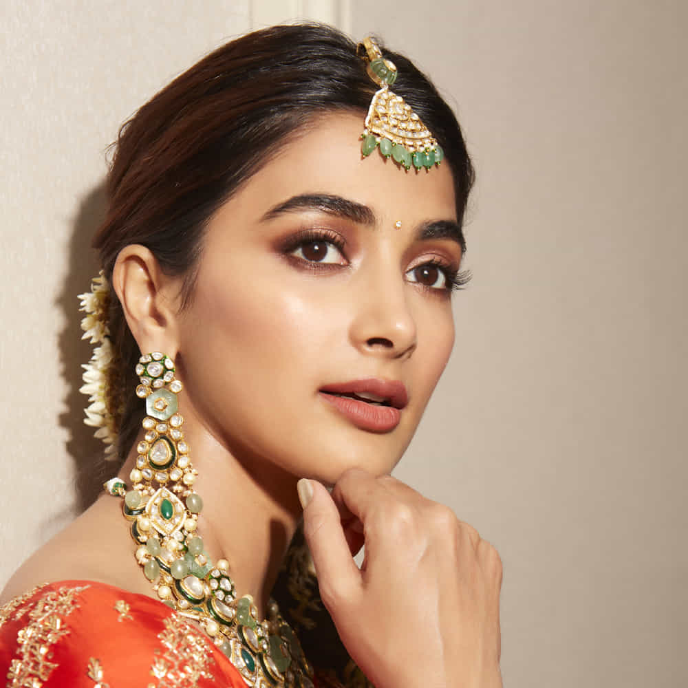 ‘ఒకలైలా కోసం’ సినిమాతో తెలుగు ప్రేక్షకులకు పరిచయమైంది అందాల నటి పూజా హెగ్డే. ఆ తర్వాత వరుస అవకాశాలను సొంతం చేసుకుంటూ కుర్రకారు హృదయాల్లో గూడుకట్టుకున్న ఈ చిన్నది టాలీవుడ్ బడా స్టార్ హీరోల సరసన నటించే అవకాశాన్ని సొంతం చేసుకుంటూ దూసుకెళుతోన్న పూజా… తెలుగుతో పాటు ఇతర భాషల్లోనూ నటిస్తూ వస్తోంది.