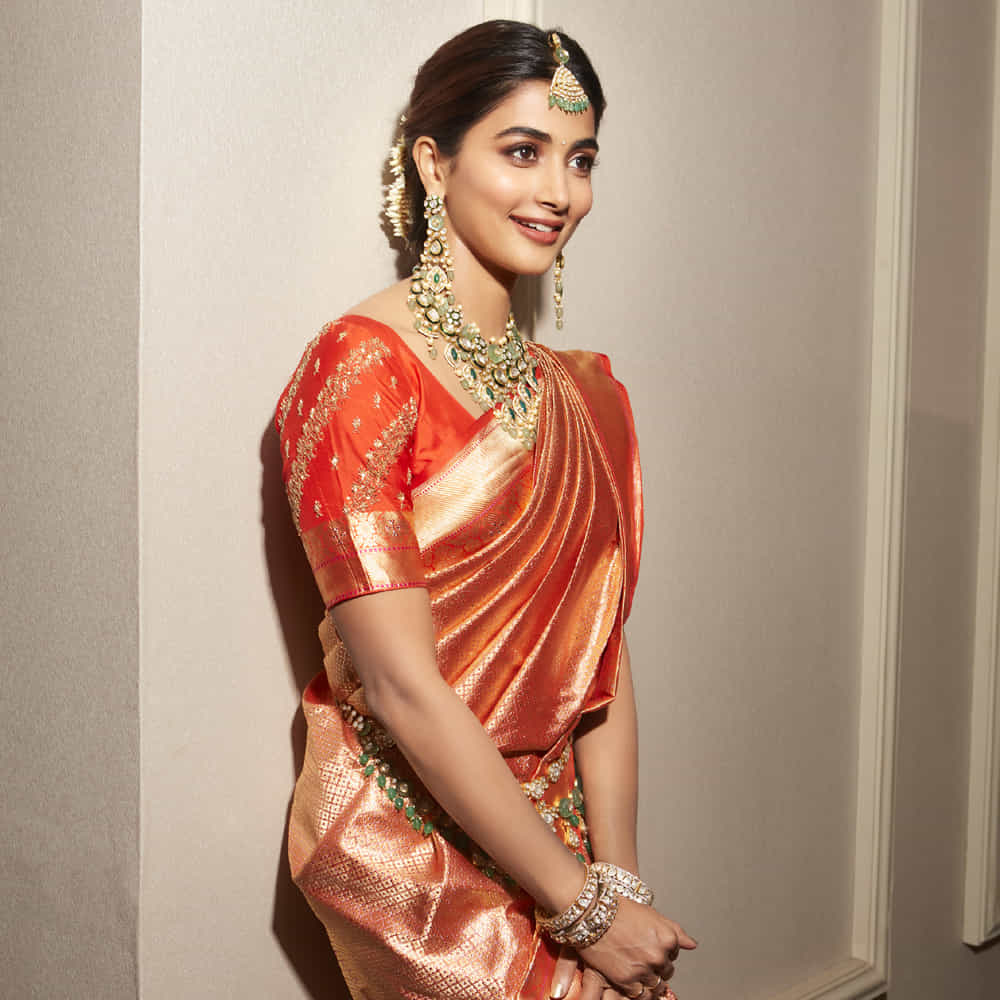 ‘ఒకలైలా కోసం’ సినిమాతో తెలుగు ప్రేక్షకులకు పరిచయమైంది అందాల నటి పూజా హెగ్డే. ఆ తర్వాత వరుస అవకాశాలను సొంతం చేసుకుంటూ కుర్రకారు హృదయాల్లో గూడుకట్టుకున్న ఈ చిన్నది టాలీవుడ్ బడా స్టార్ హీరోల సరసన నటించే అవకాశాన్ని సొంతం చేసుకుంటూ దూసుకెళుతోన్న పూజా… తెలుగుతో పాటు ఇతర భాషల్లోనూ నటిస్తూ వస్తోంది.