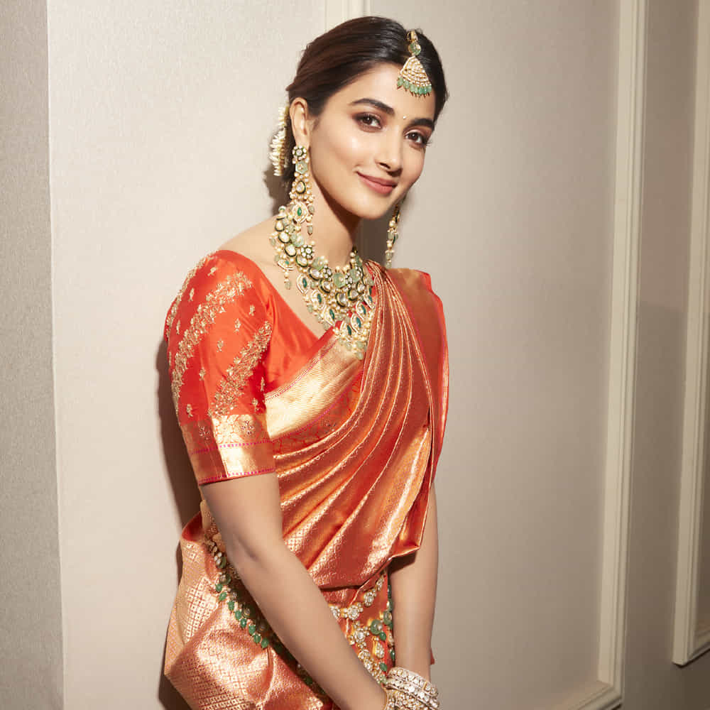 ‘ఒకలైలా కోసం’ సినిమాతో తెలుగు ప్రేక్షకులకు పరిచయమైంది అందాల నటి పూజా హెగ్డే. ఆ తర్వాత వరుస అవకాశాలను సొంతం చేసుకుంటూ కుర్రకారు హృదయాల్లో గూడుకట్టుకున్న ఈ చిన్నది టాలీవుడ్ బడా స్టార్ హీరోల సరసన నటించే అవకాశాన్ని సొంతం చేసుకుంటూ దూసుకెళుతోన్న పూజా… తెలుగుతో పాటు ఇతర భాషల్లోనూ నటిస్తూ వస్తోంది.