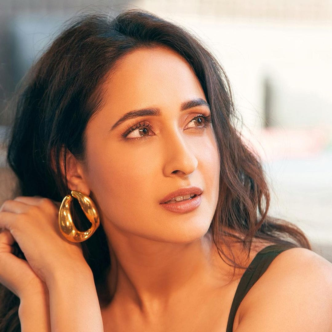 మొదటి సినిమాతో మంచి విజయాన్ని సొంతం అందుకుంది. తొలి సినిమాతోనే అందం అభినయంతో ఆకట్టుకుంది ఈ వయ్యారి భామ