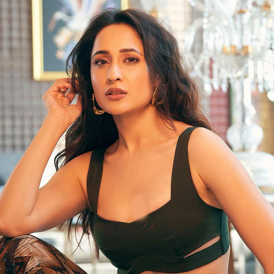 చూడచక్కని రూపంతో పాటు నటనతోనూ కట్టిపడేసింది. అందమైన ఈ అమ్మడి యొక్క అందాల ఆరబోత గురించి ఎంత చెప్పినా తక్కువే