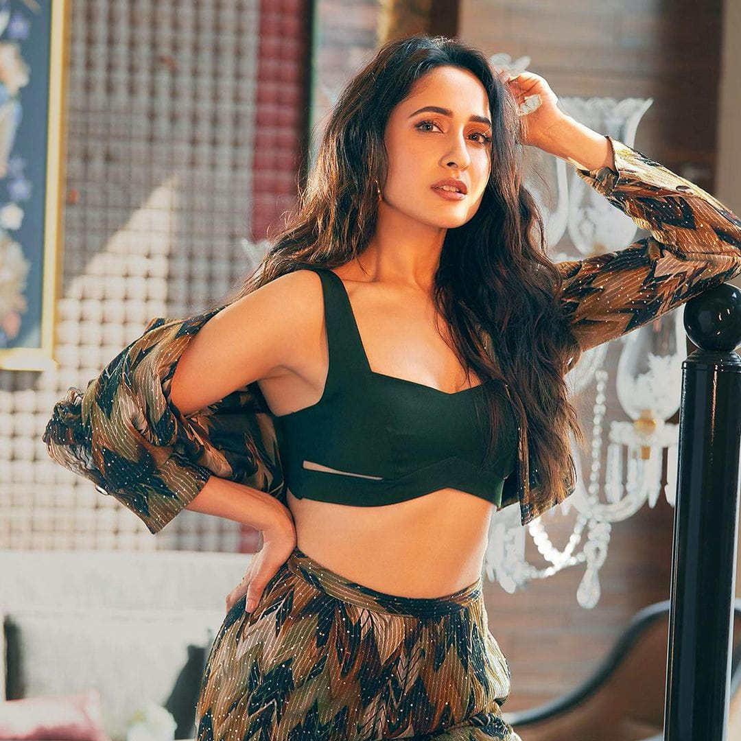 ఇక సోషల్ మీడియాలో చాలా యాక్టివ్ గా ఉంటుంది ఈ బ్యూటీ