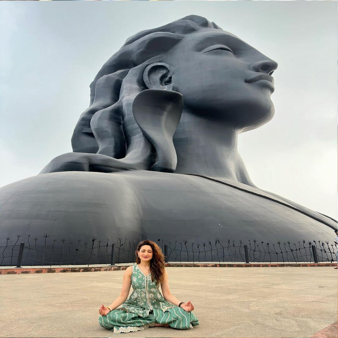 నిత్యం హాట్ హాట్ ఫొటోలతో కవ్విస్తుంది ఈ చిన్నది. వయ్యారంగా ఫొటోలకు ఫోజ్ ఇచ్చిన ఈ అమ్మడిని చూస్తూ నెటిజన్స్ వావ్ అంటూ కామెంట్స్ చేస్తున్నారు  