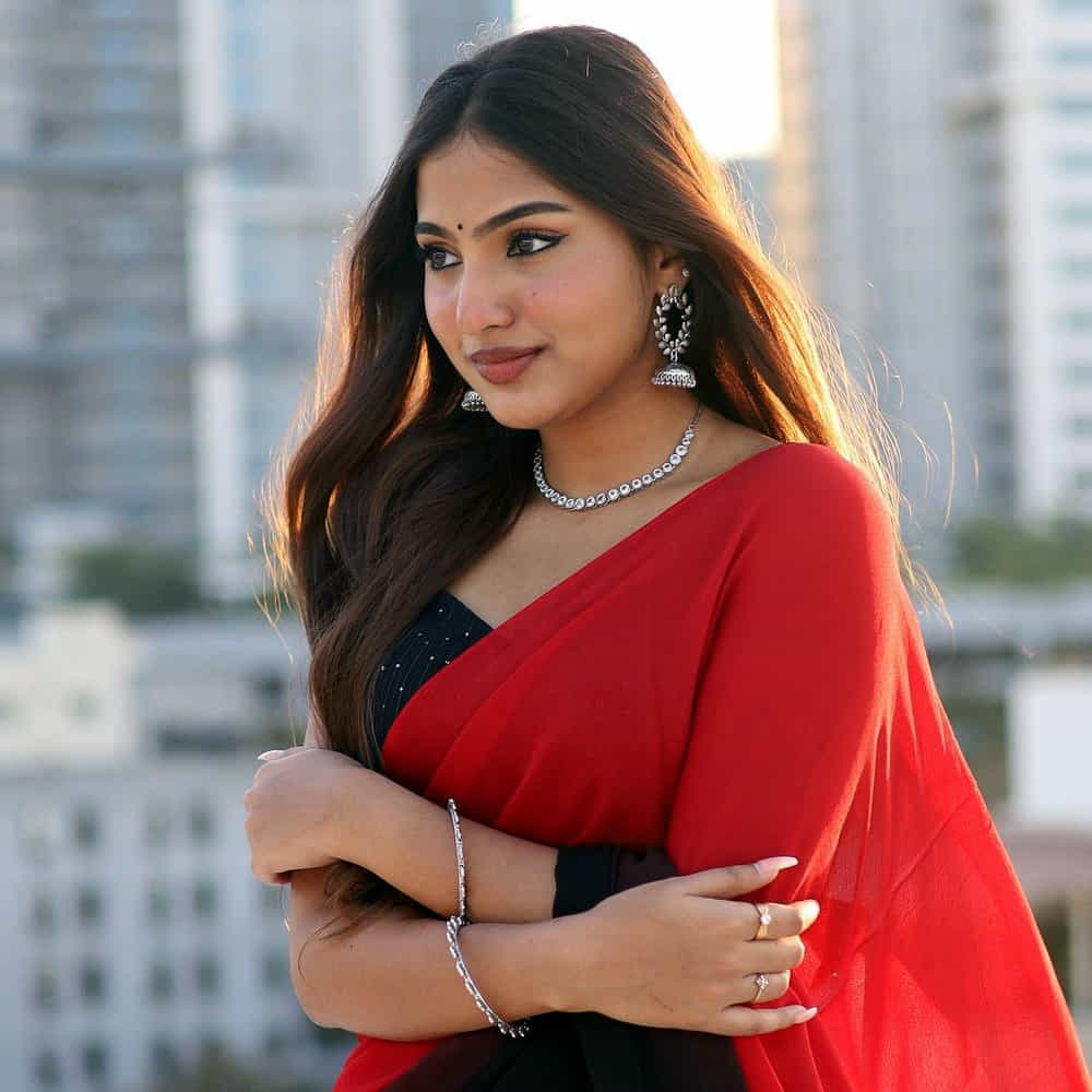 ప్రణవి మానుకొండ. ఈ పేరు తెలియని వారు ఎవరు ఉండరు. ఈమె నటిగా కంటే సోషల్ మీడియా ద్వారా విపరీతమైన క్రేజ్ ని సంపాదించుకుంది. చిల్డ్ ఆర్టిస్ట్ గా కెరీర్ ని ప్రారంభించిన ప్రణవి. ప్రస్తుతం మెయిన్ లీడ్ లో నటిస్తుంది. ఈమె యంగ్ హీరో రాజ్ తరుణ్ ఉయ్యాల జంపాల సినిమా ద్వారా మంచి గుర్తింపు సంపాదించుకుంది.