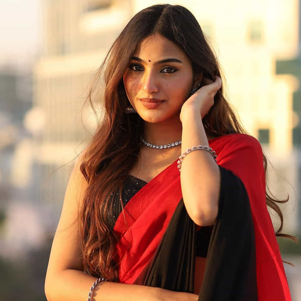 ప్రణవి మానుకొండ. ఈ పేరు తెలియని వారు ఎవరు ఉండరు. ఈమె నటిగా కంటే సోషల్ మీడియా ద్వారా విపరీతమైన క్రేజ్ ని సంపాదించుకుంది. చిల్డ్ ఆర్టిస్ట్ గా కెరీర్ ని ప్రారంభించిన ప్రణవి. ప్రస్తుతం మెయిన్ లీడ్ లో నటిస్తుంది. ఈమె యంగ్ హీరో రాజ్ తరుణ్ ఉయ్యాల జంపాల సినిమా ద్వారా మంచి గుర్తింపు సంపాదించుకుంది.